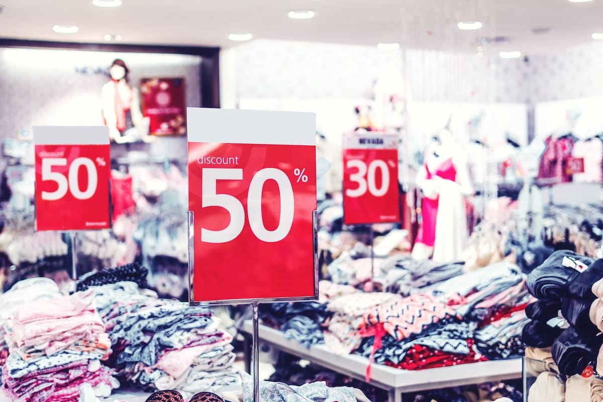 7 Tips to Drive Sales on Black Friday with SMS Featured Image
